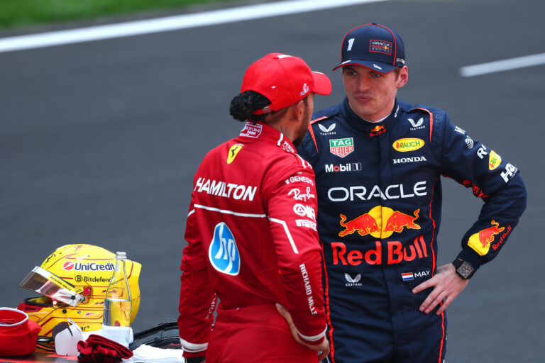 Verstappen ebben az esetben hagyja el a Red Bullt jövőre, és akár a Ferrarinál is kiköthet