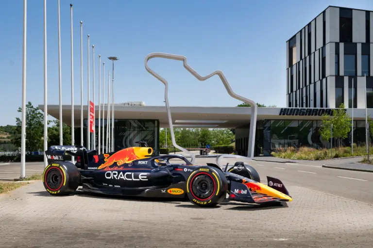 Már csak alig több mint egy hét, látványos felvételekkel hangol a Hungaroring az idei Magyar Nagydíjra