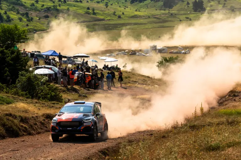 Finnországban folytatódik az ausztrál és svéd versenyző kiélezett csatája a Junior WRC-ben