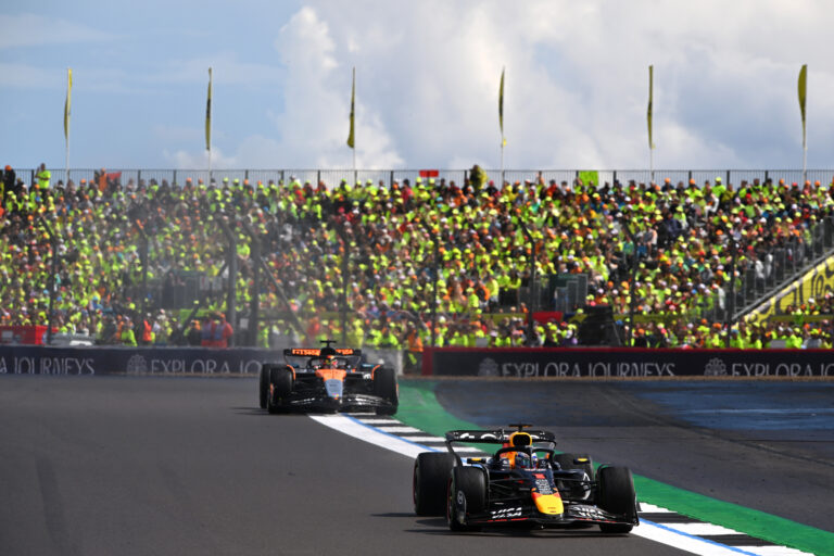 A McLaren főnökei és Verstappen is túl keménynek tartja a Brit Nagydíjat eldöntő büntetést