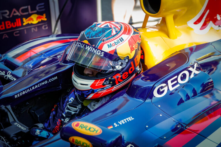 Összetörte Vettel autóját az esportoló (videó)