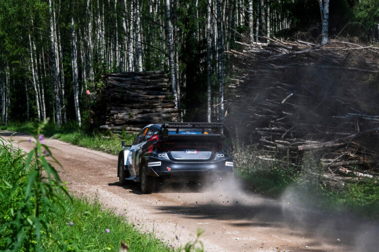 Még mindig Oliver Solberg hátát nézi a mezőny az Észt Rallyn