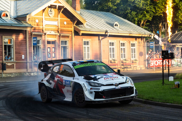 Oliver Solberg hajszálnyival növelte az előnyét az Észt Rallyn