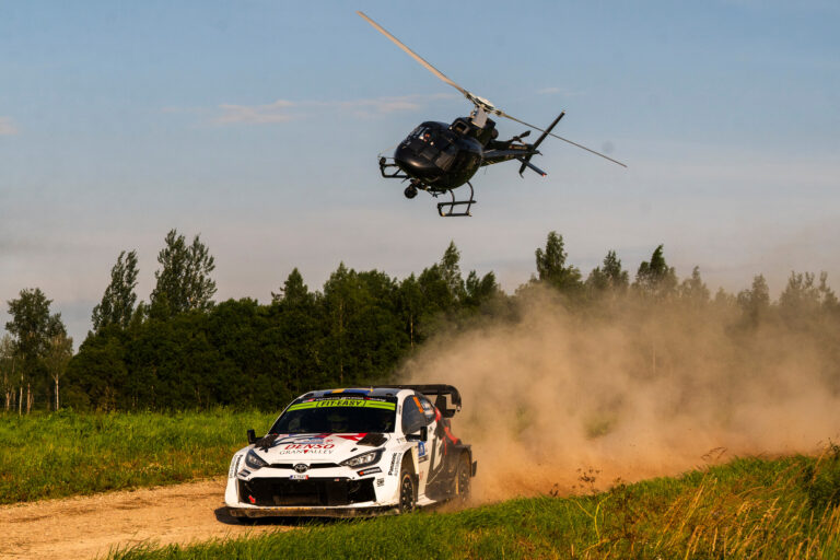 Az eső sem számít, Solberg a győzelem kapujában az Észt Rallyn