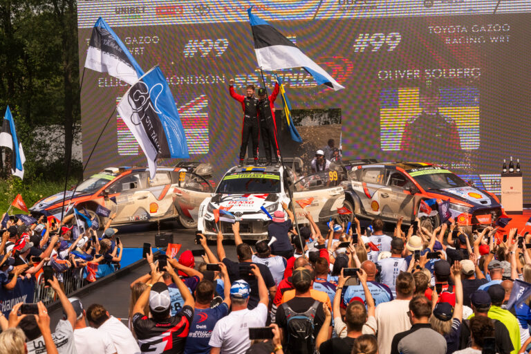 3 éve még Akio Toyoda készített Solbergnek képet, legközelebb már ő szeretne közös képet