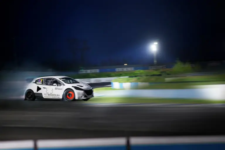 Villanyfényes versennyel folytatódik a ralikrossz ob a RabócsiRingen