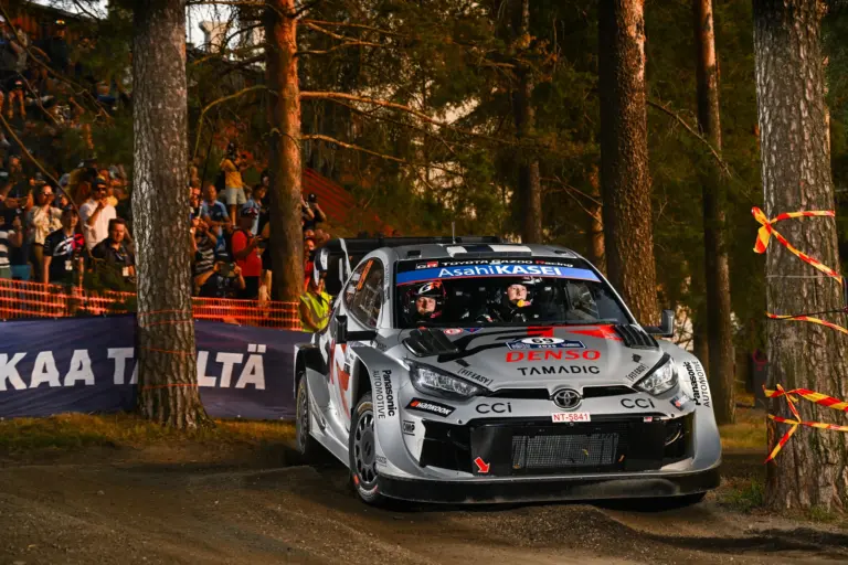 Rovanpera vezeti az őrült finn csatát péntek délben, Latvala a WRC2 második helyén