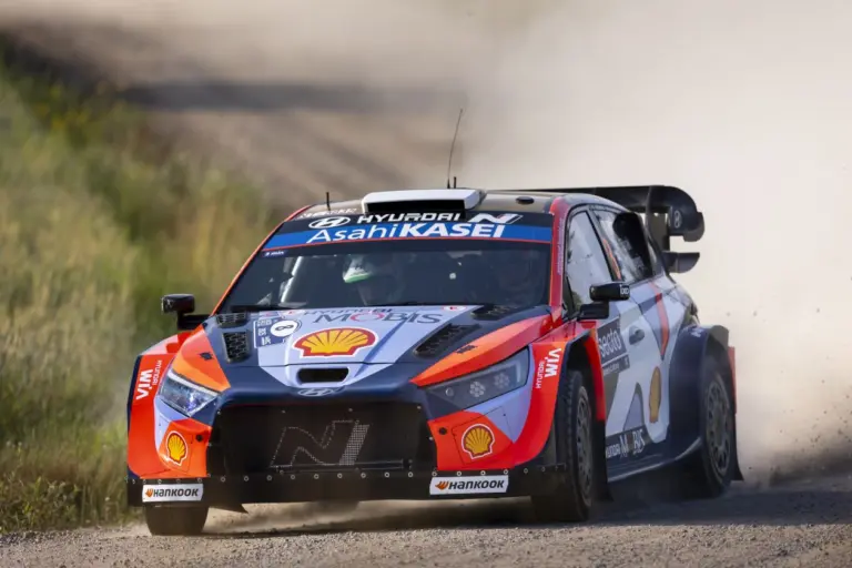 Rovanpera növelte előnyét, Tanak fának ütközött, Solberg borult a Finn Rallyn