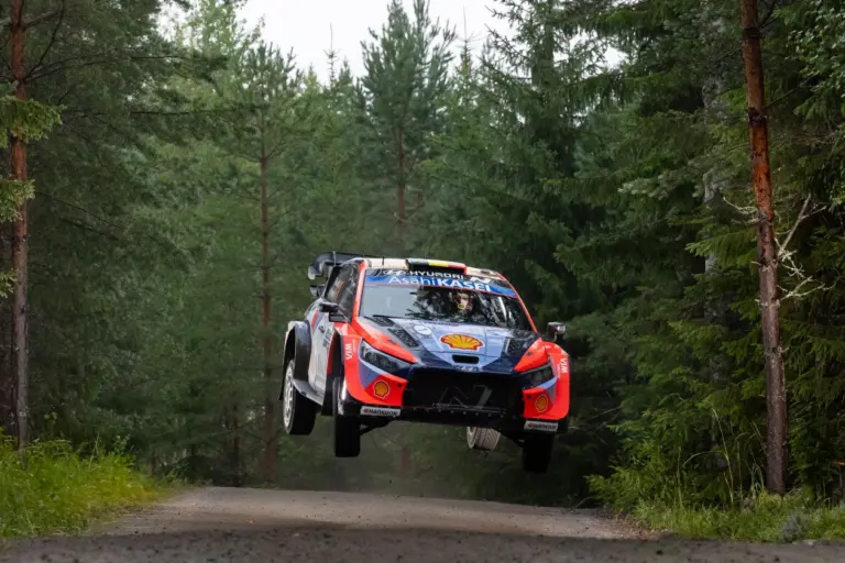 Óriási Hyundai-dráma után a Toyota előtt megnyílt az ötös győzelem lehetősége a Finn Rallyn