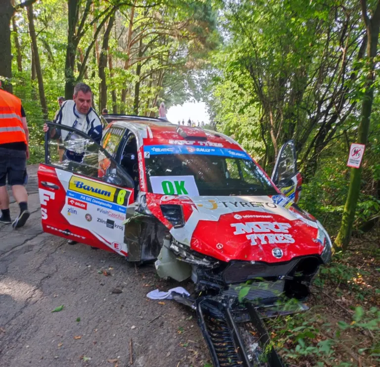 Csomós Mixiék fának ütköztek, Kopecky vette át a vezetést szombaton a Barum Rallyn