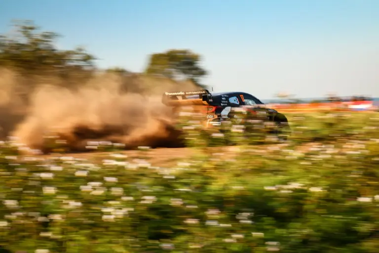 Hatalmas dráma után Ogier vette át a vezetést a Paraguay Rallyn