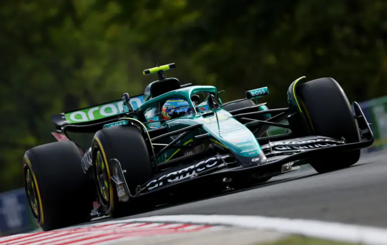 Pénteken még úgy tűnt, rajthoz sem áll, most meg már a dobogós esélyről faggatják Alonsót