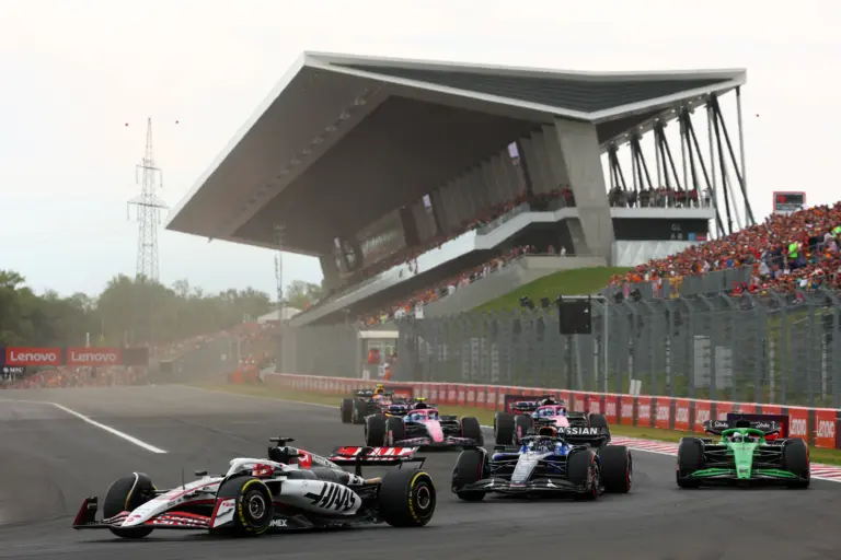 Az egyik F1-es csapat tulajdonosát rengeteg vételi ajánlattal bombázzák