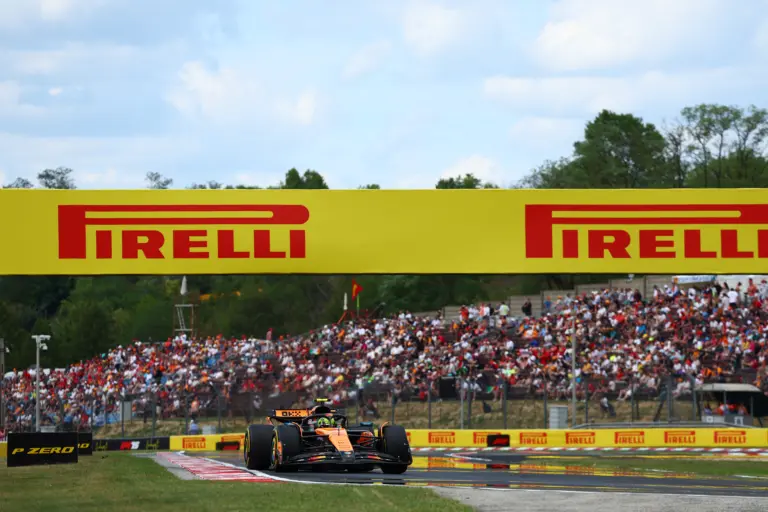 Izgalmas hajrában Norrisé lett a McLaren mérföldkövet jelentő győzelme, Leclerc kiosztotta a Ferrarit