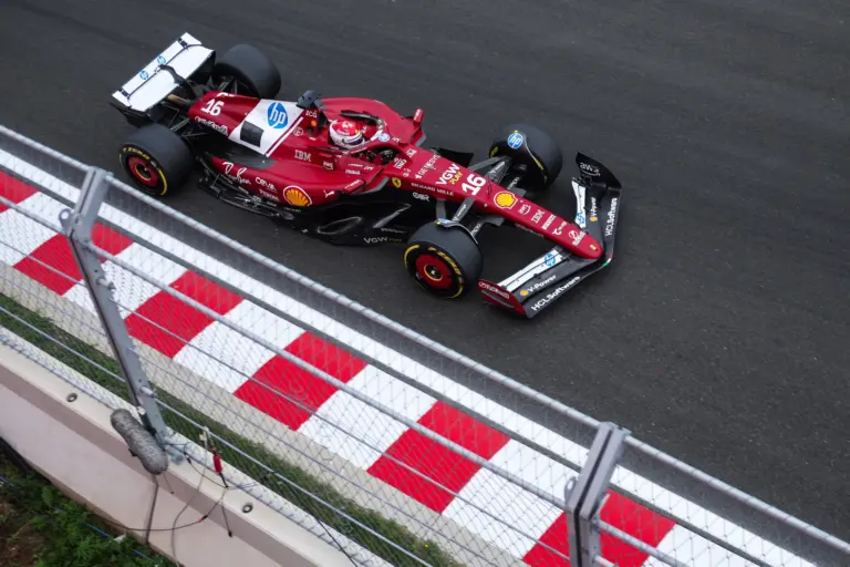 Leclerc lehurrogta a Ferrarit, hogy aztán szélvészgyorsan vissza is szívjon mindent, amit a fejükhöz vágott