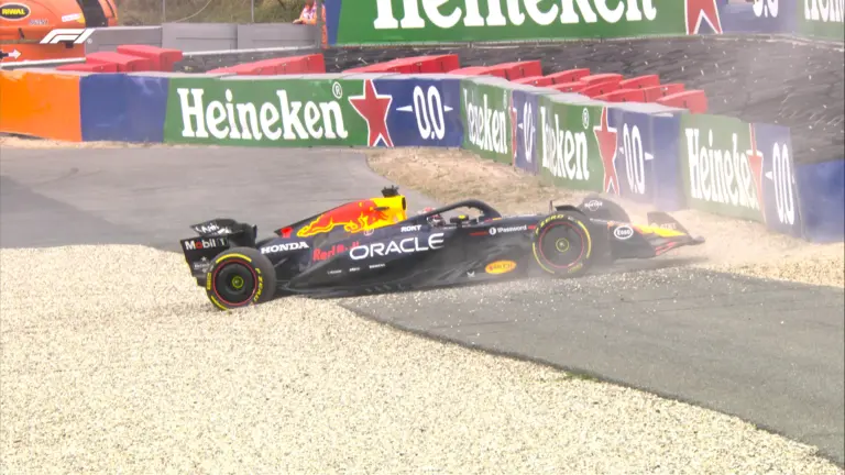 Megpördülő Hamilton és szokatlan hibát vétő Verstappen – így tért vissza a nyári szünetről az F1