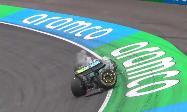 Hamilton másodszor is megpördült, az egyik Aston Martin rommá tört Hollandiában