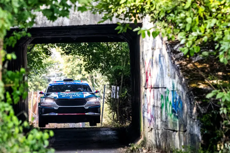 Kopecky vezet a Barum Rallyn, riválisai sorban kerültek bajba szombat este