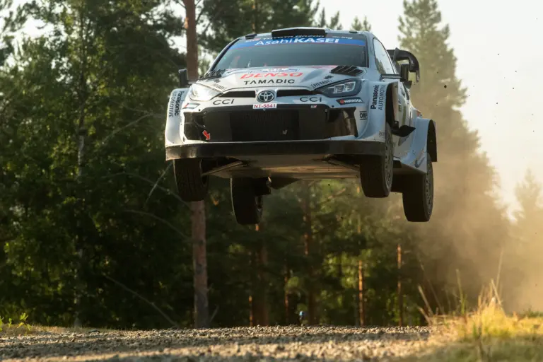 Rovanpera kiélezett csatában vezet a Finn Rally első napja végén