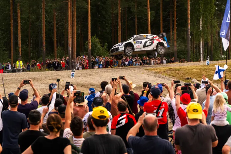 Rovanpera a defektje ellenére továbbra is diktálja a tempót a Finn Rallyn