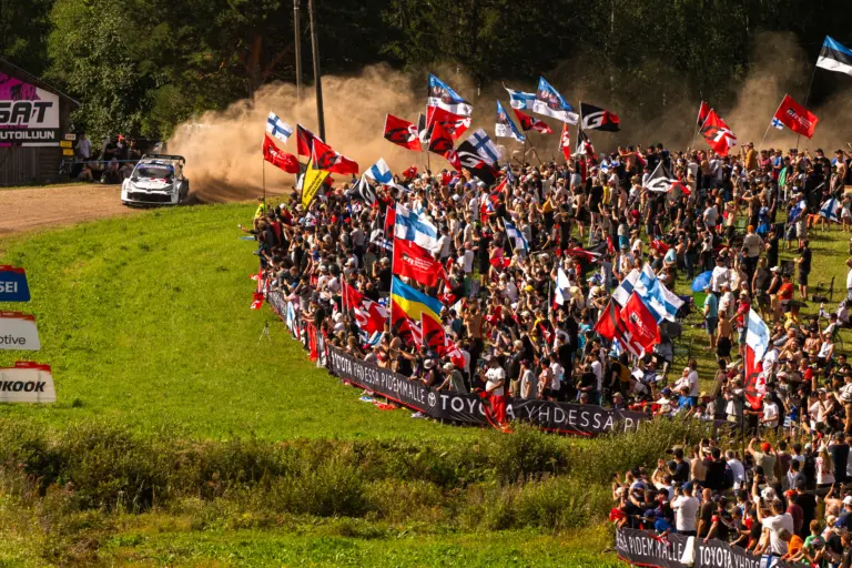 Évtizedes rekordott döntött a hatalmas tömeget vonzó Finn Rally