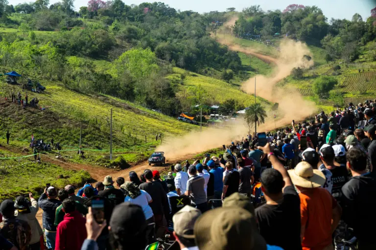 Ogier a győzelem kapujában a Paraguayban a Hyundai versenyzőinek drámája után