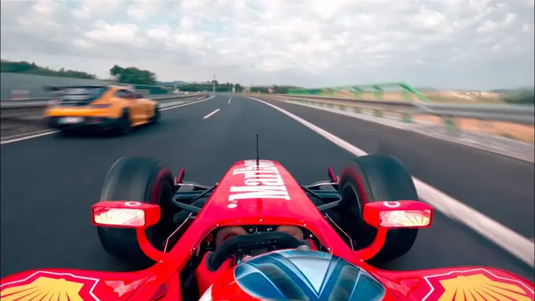 Újra lecsapott a Ferrarinak álcázott formaautó a cseh autópályán (videó)