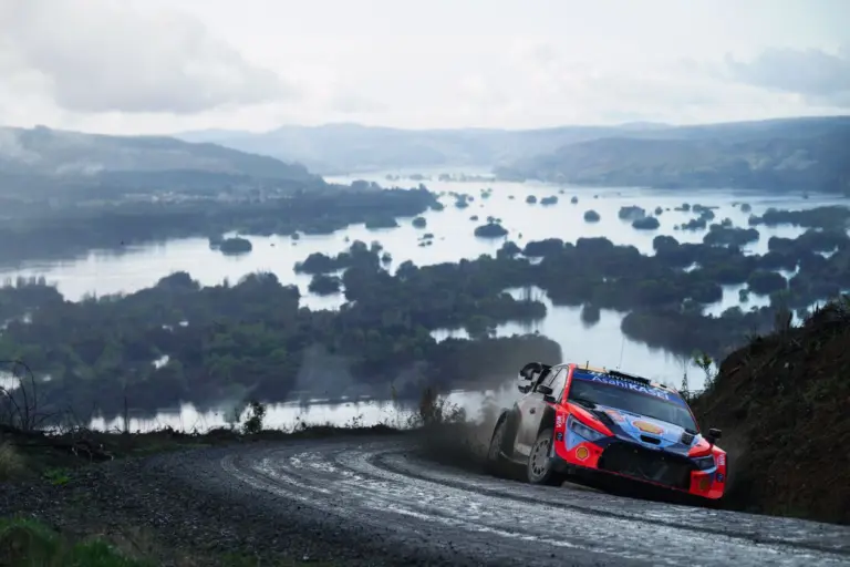 Civil autó hajtott a gyorsaságira, büntetést kaptak a Chile Rally szervezői