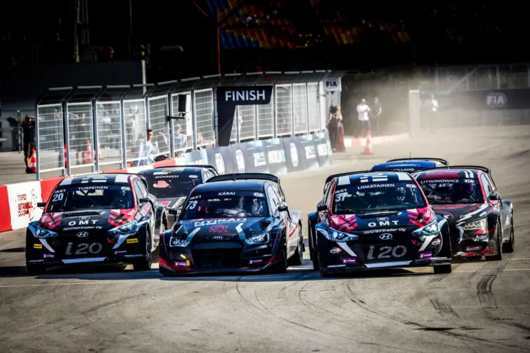 Magyar indulókkal a mezőnyben búcsúzik a Rallycross Vb, nézd élőben az utolsó futamokat!