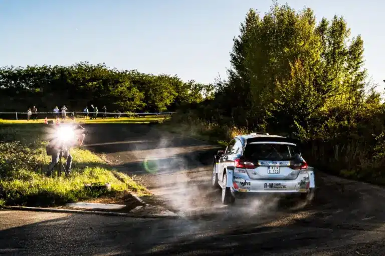 Miért csökkent a magyar rallybajnokság futamainak száma, és miként jön létre egy verseny?
