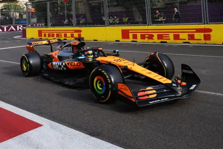 Főnöke Schumacherrel példálózva védte meg a Bakuban hibát hibára halmozó F1-es listavezetőt