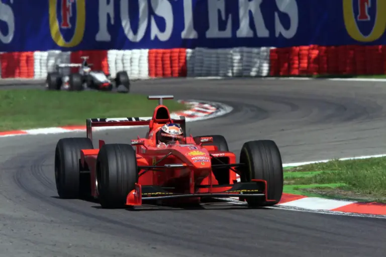 Schumacher vakon majdnem belerohant Häkkinenbe, majd nyert Monzában (videó)