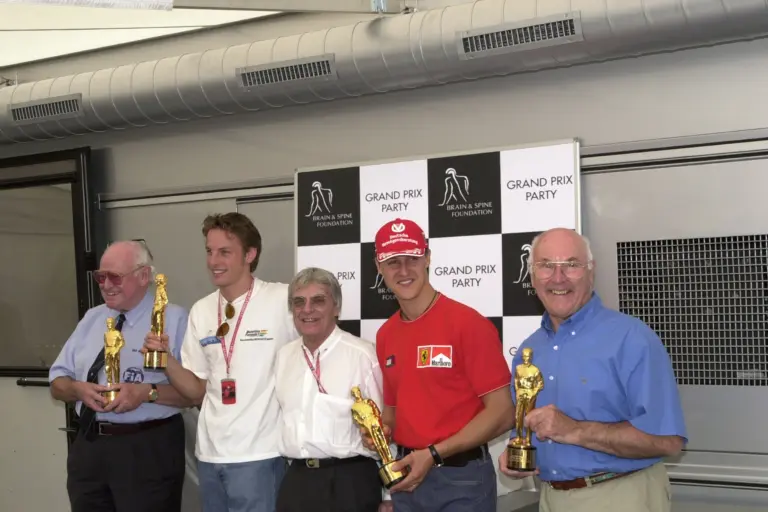 Ecclestone belengette Schumacher már megszerzett vb-címének elvételét, hogy versenyzésre bírja