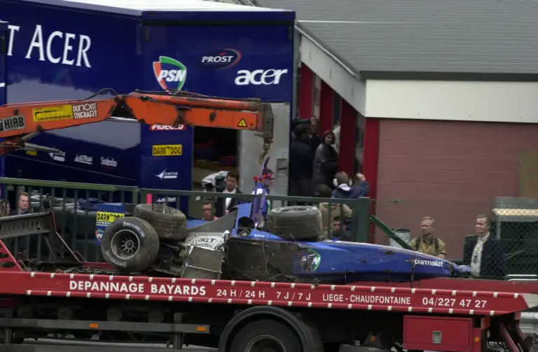 270-nel csapódott falnak az F1-es pilóta, a sisakja eltört, de ő túlélte a bukást