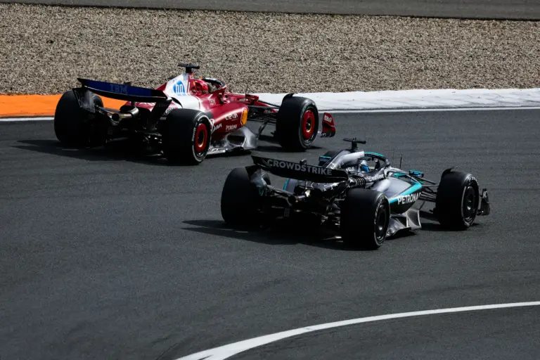 Nem tudja a bal kéz, mit csinál a jobb az FIA-nál? – furcsa ellentmondás Leclerc manővere kapcsán