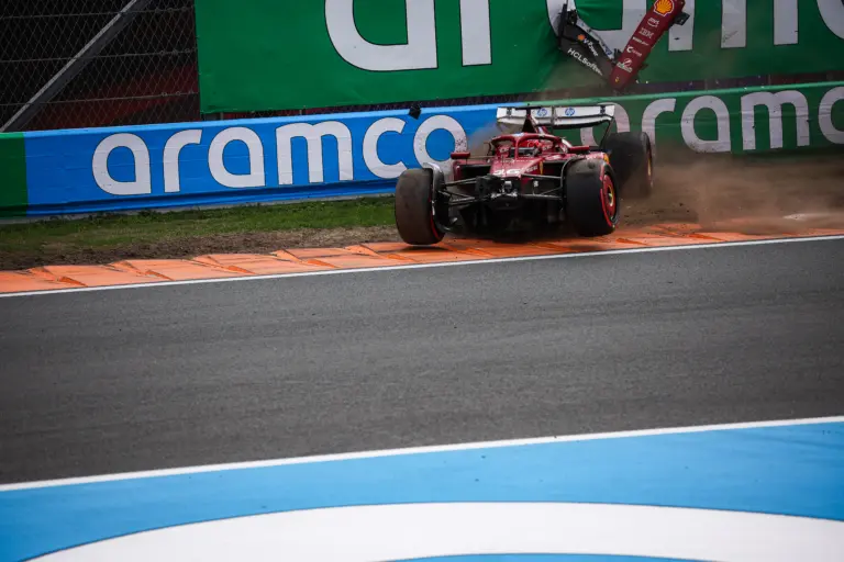 Rossz lóra tett a Ferrari: simán elkerülhető lett volna Leclerc balesete, ha hallgatnak pilótájukra