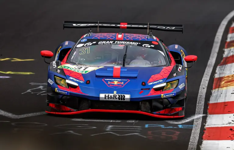 Verstappen leiskolázta a mezőnyt a Zöld Pokolban, megnyerte a 4 órás versenyt a GT3-as Ferrarival