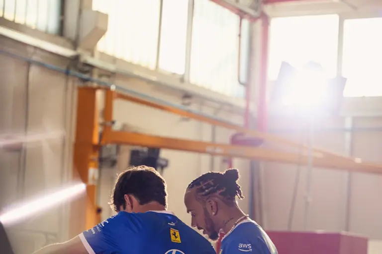 Az évtizedes átkot megszakító Lauda előtt tisztelegve öltöznek kékbe Hamiltonék az Olasz Nagydíjra