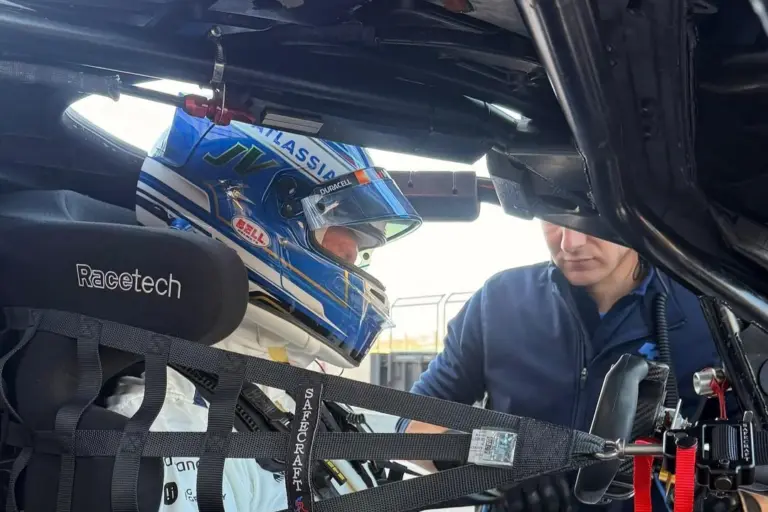 Versenyautót tesztelt a Williams csapatfőnöke – na de hogy került egy McLarenbe? (képek, videók)