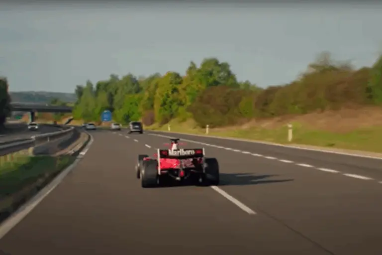 Letartóztatták a cseh autópályán ismét száguldozó, F1-es Ferrarira hajazó formaautó sofőrjét (videó)