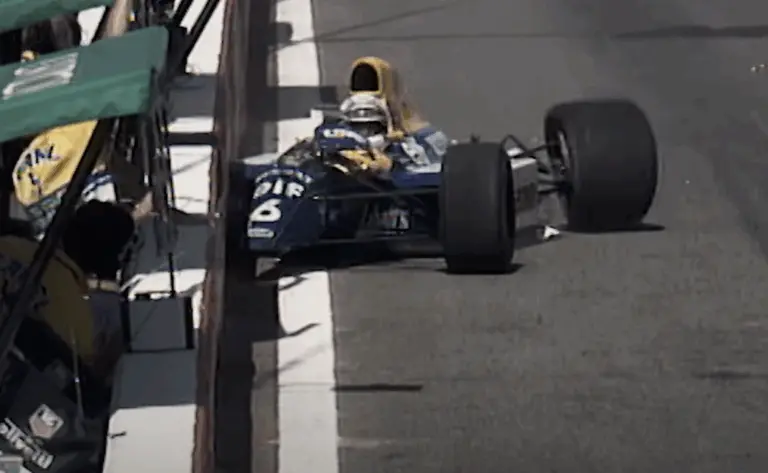 Hogyan repüljünk be F1-es autóval majdnem a bokszutcába? – Mutatjuk! (videó)