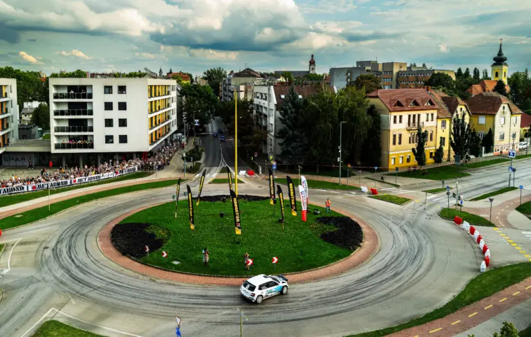 Lámpasorok, füstölő gumik és hatalmas tömeg a győri prológon