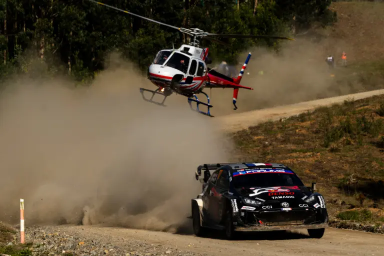 Ogier megnyerte 200. WRC-futamát és átvette a vezetést a bajnokságban, Solberg a WRC2 bajnoka
