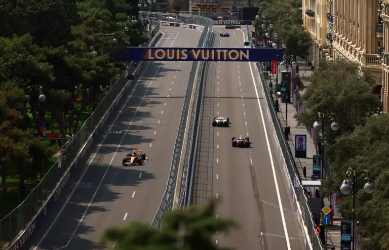 Norris nyitott az élen Bakuban, Hamilton megrongálta a Ferrarit