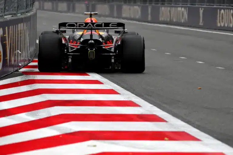 Akár balhé is lehetett volna a bakui hajrából, ha Verstappen nem veri agyon a mezőnyt