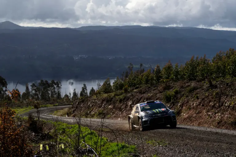 Ogier a győzelem, Solberg a WRC2-es cím kapujában Chilében