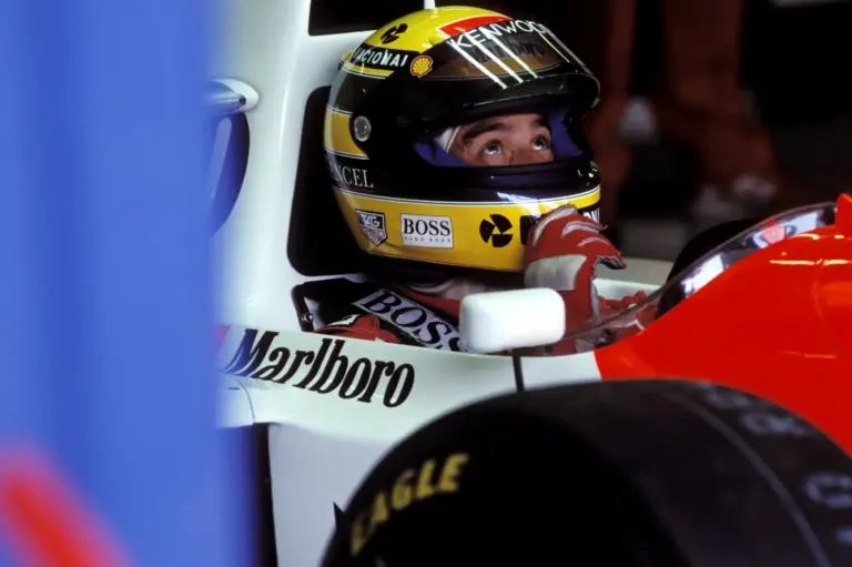 Amikor Senna néhány ital után nekiállt megverni az újoncot, mert az kétszer is visszaelőzte