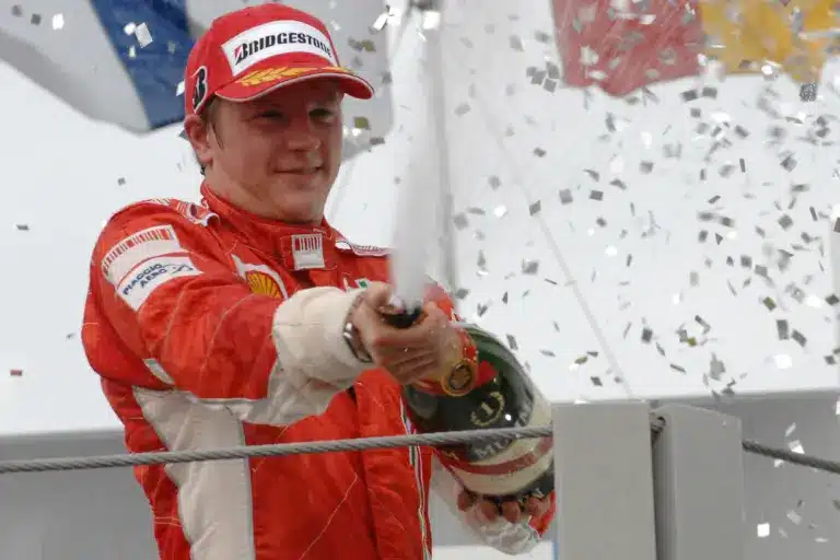 Räikkönen féktelen bulival ünnepelte meg vb-címét, majd egy egész repülőnyi ember rá várt