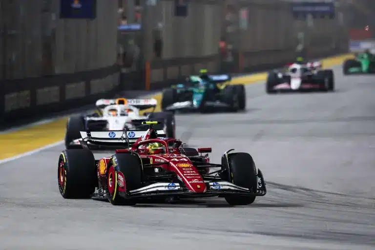 Hamilton kiparodizálta a miatta dühöngő Alonsót, aki a közvetítést is bírálta