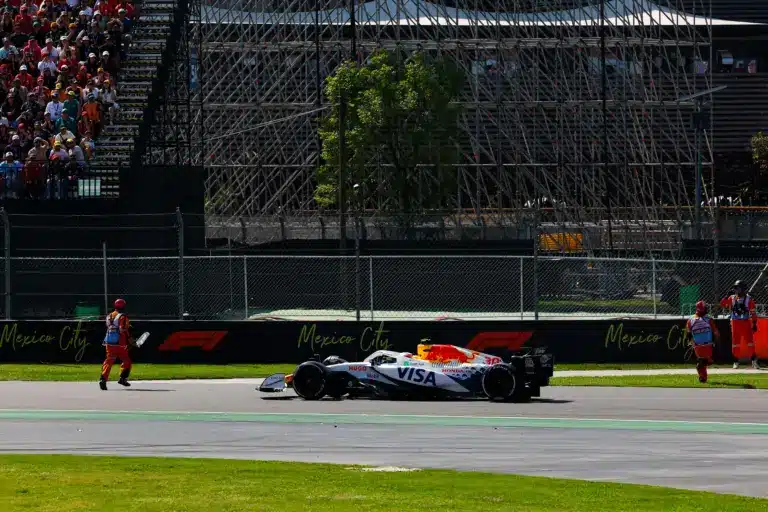 Nem a mexikói eset az első, amikor centiken vagy másodperceken múlt az F1-es pályabírók élete